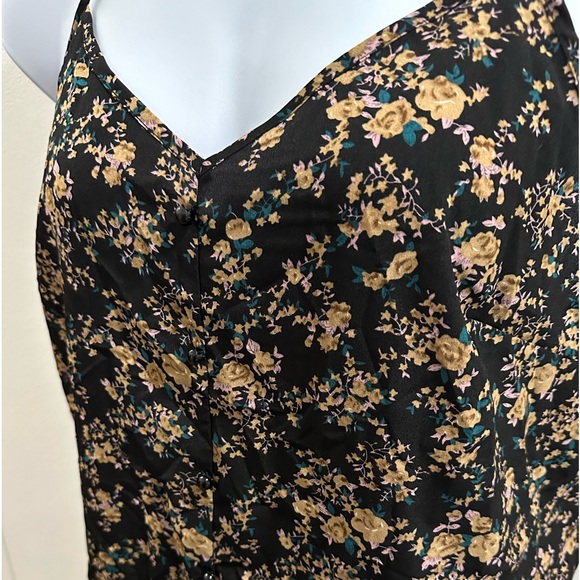 Black floral spaghetti strap tank top w/ button detail Shein Curve plus size 2XL - Picture 2 of 3